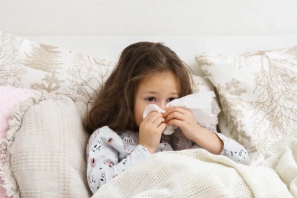 Co na katar u dziecka warto mieć w domu? Poznaj skuteczne i bezpieczne metody zwalczania przeziębienia
